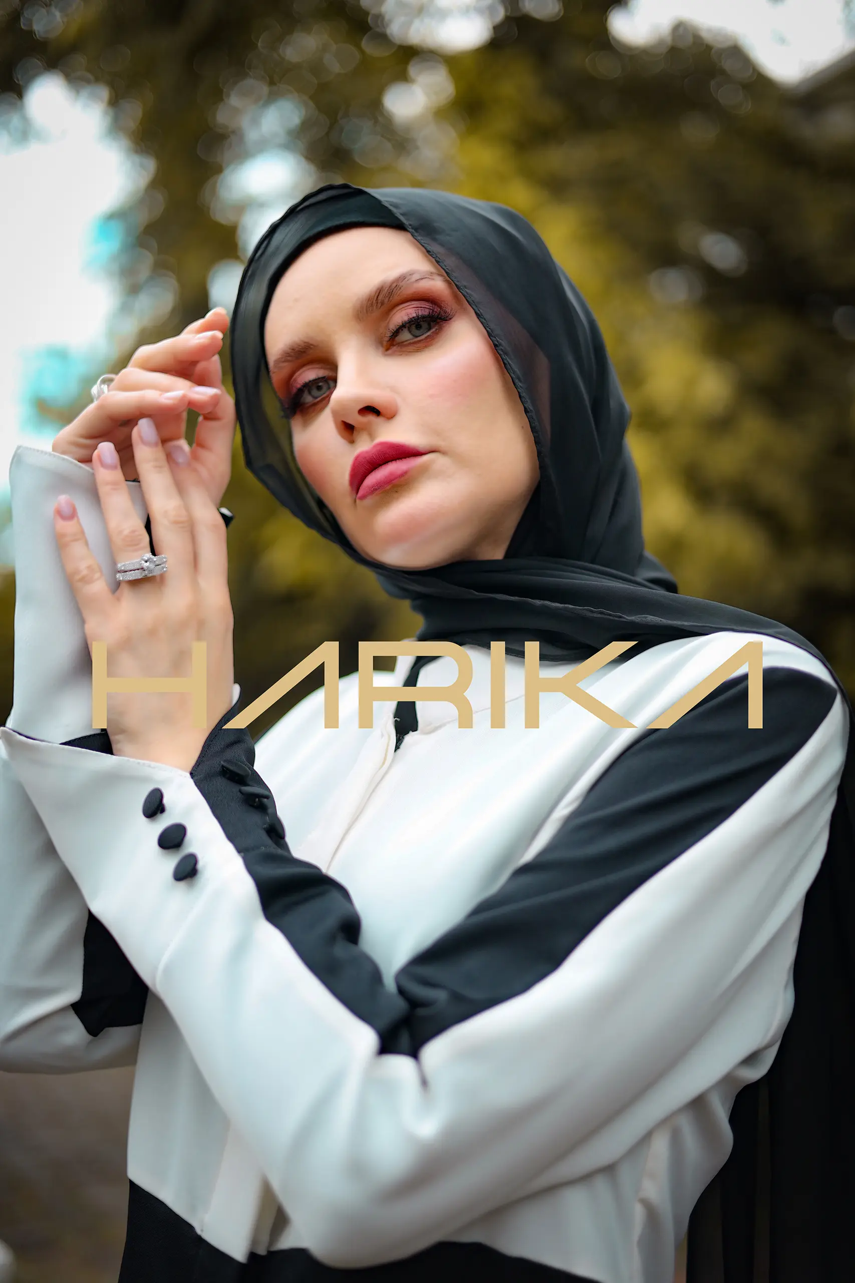Practical and elegant two-tone silk crepe abaya