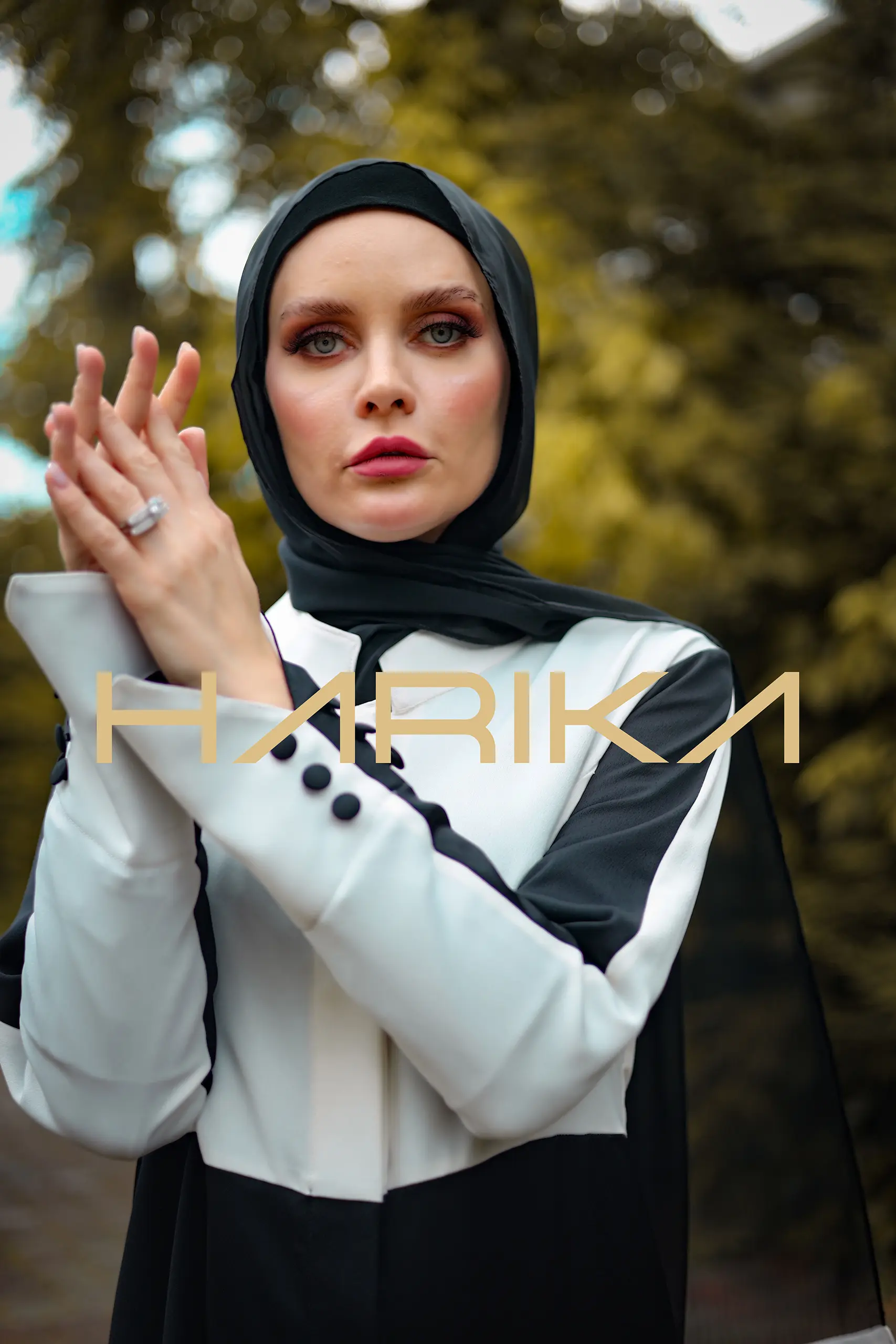 Practical and elegant two-tone silk crepe abaya - Image 2