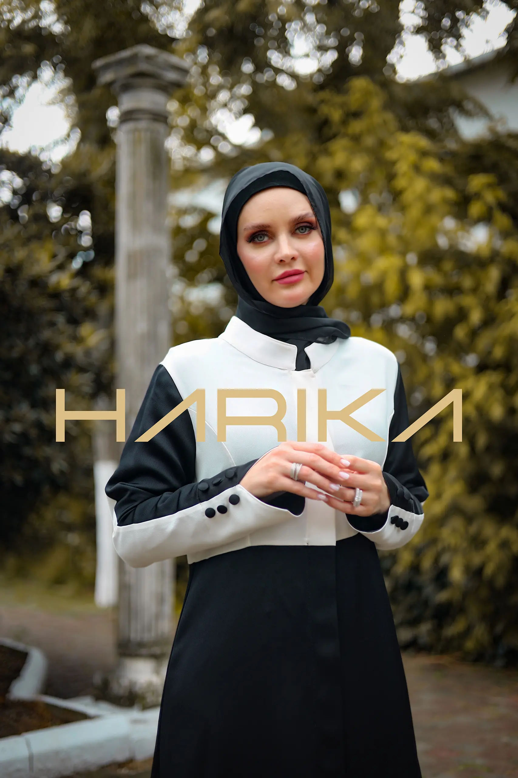 Practical and elegant two-tone silk crepe abaya - Image 10
