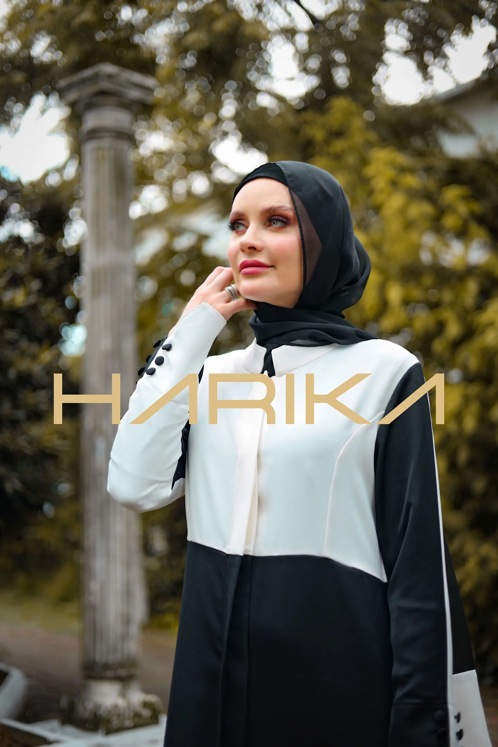 Practical and elegant two-tone silk crepe abaya - Image 9