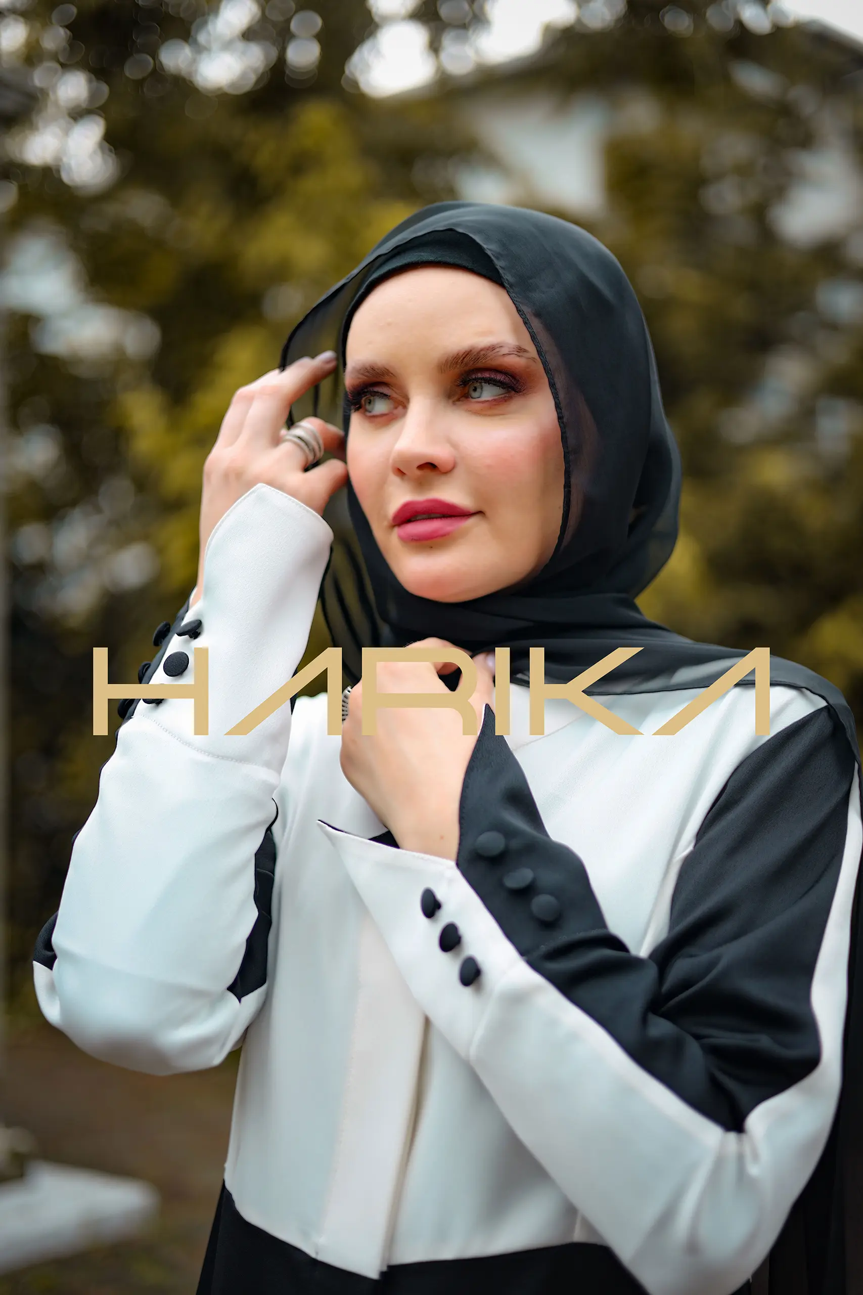 Practical and elegant two-tone silk crepe abaya - Image 6