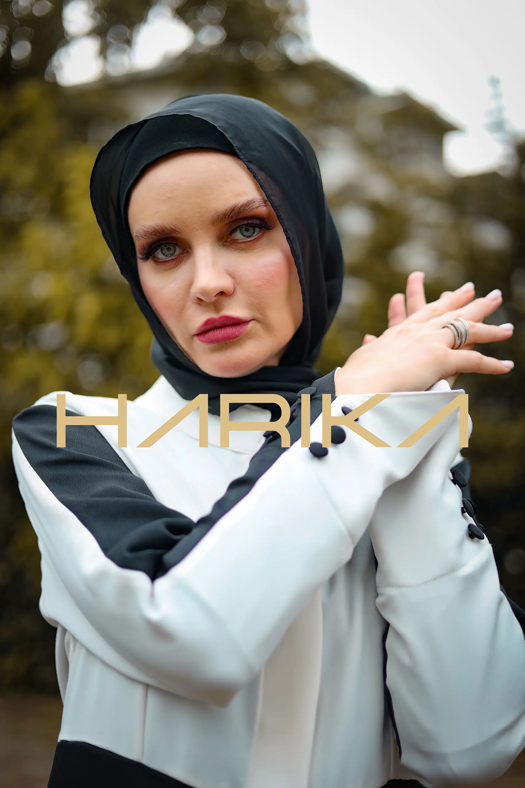 Practical and elegant two-tone silk crepe abaya - Image 5