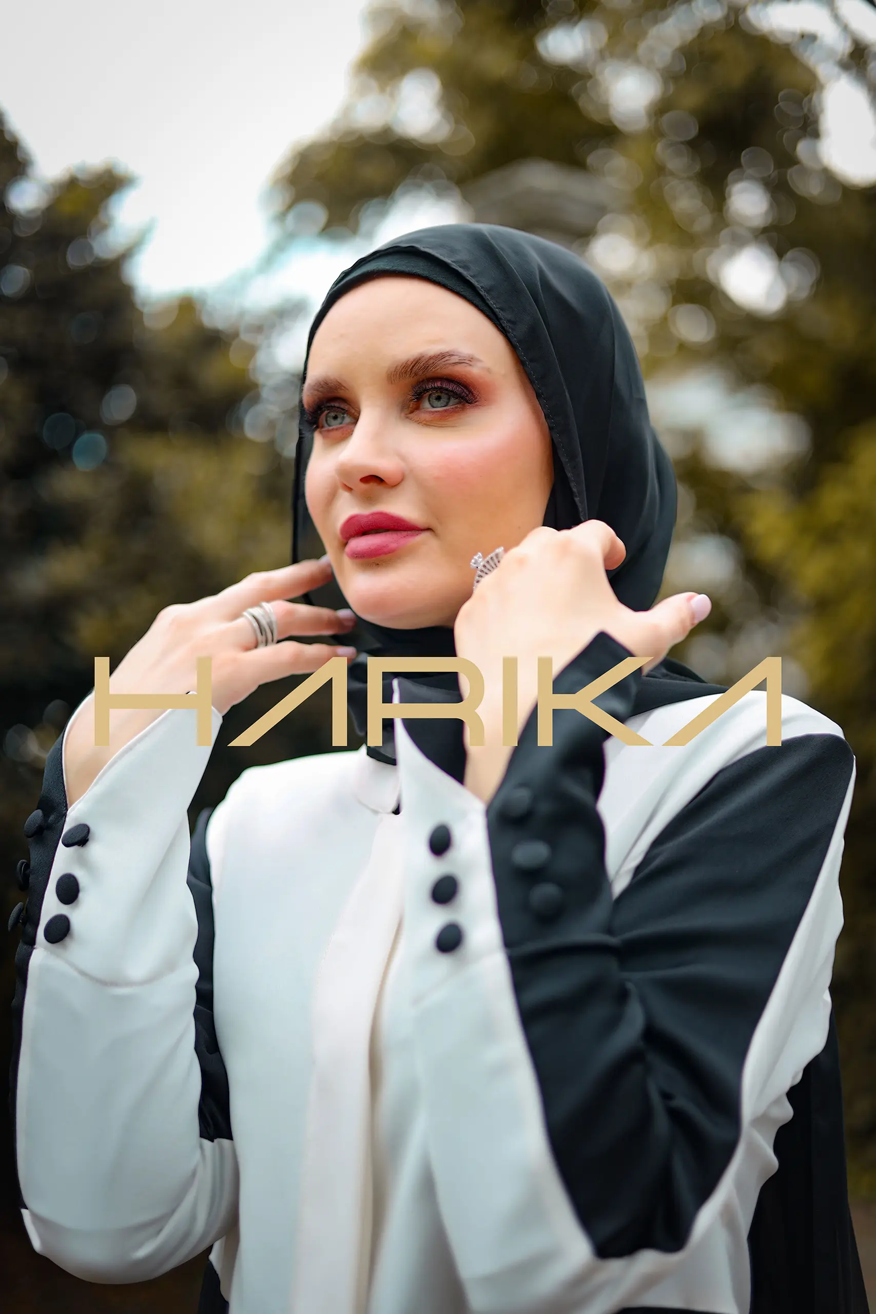 Practical and elegant two-tone silk crepe abaya - Image 4