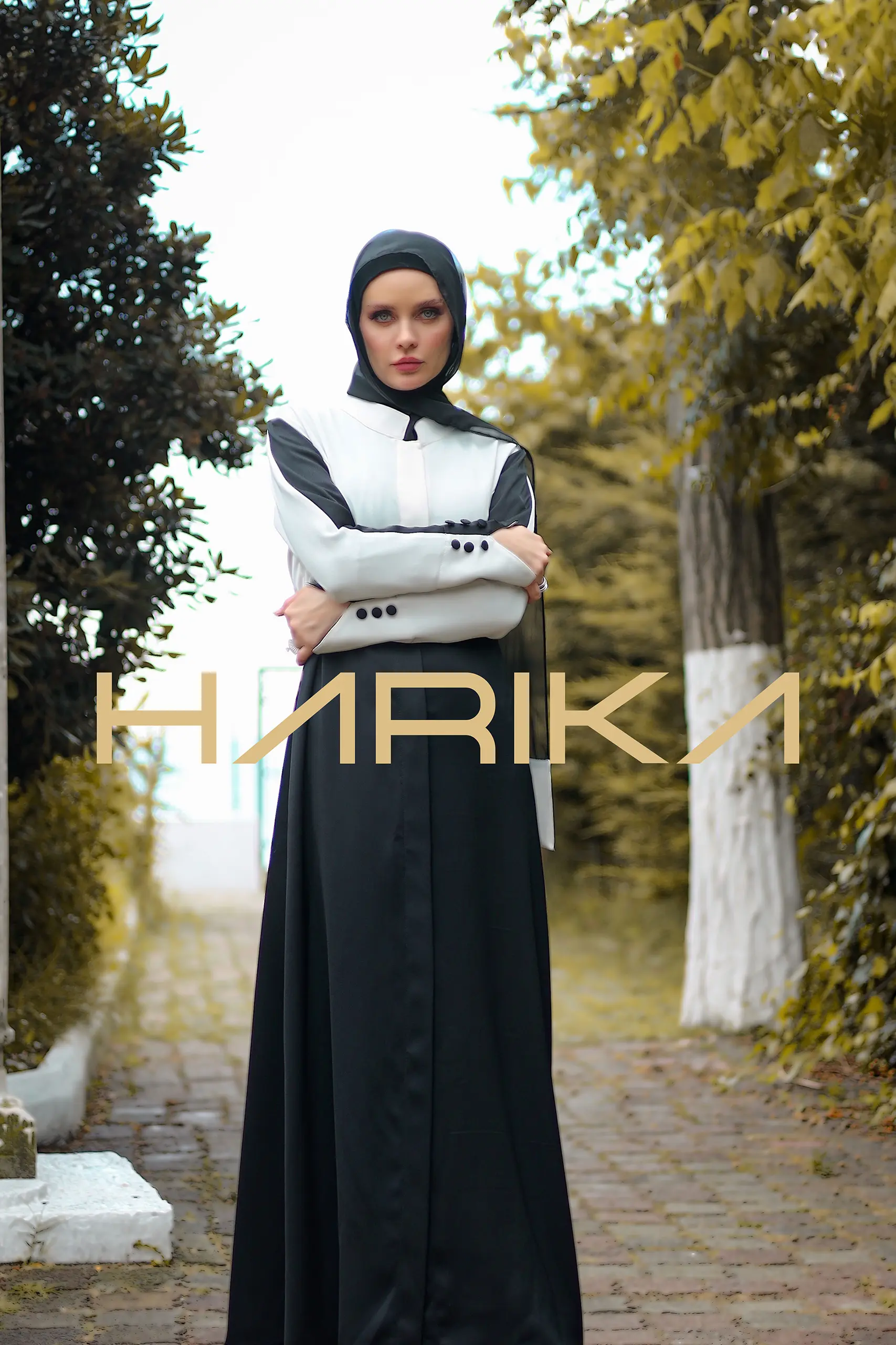 Practical and elegant two-tone silk crepe abaya - Image 3